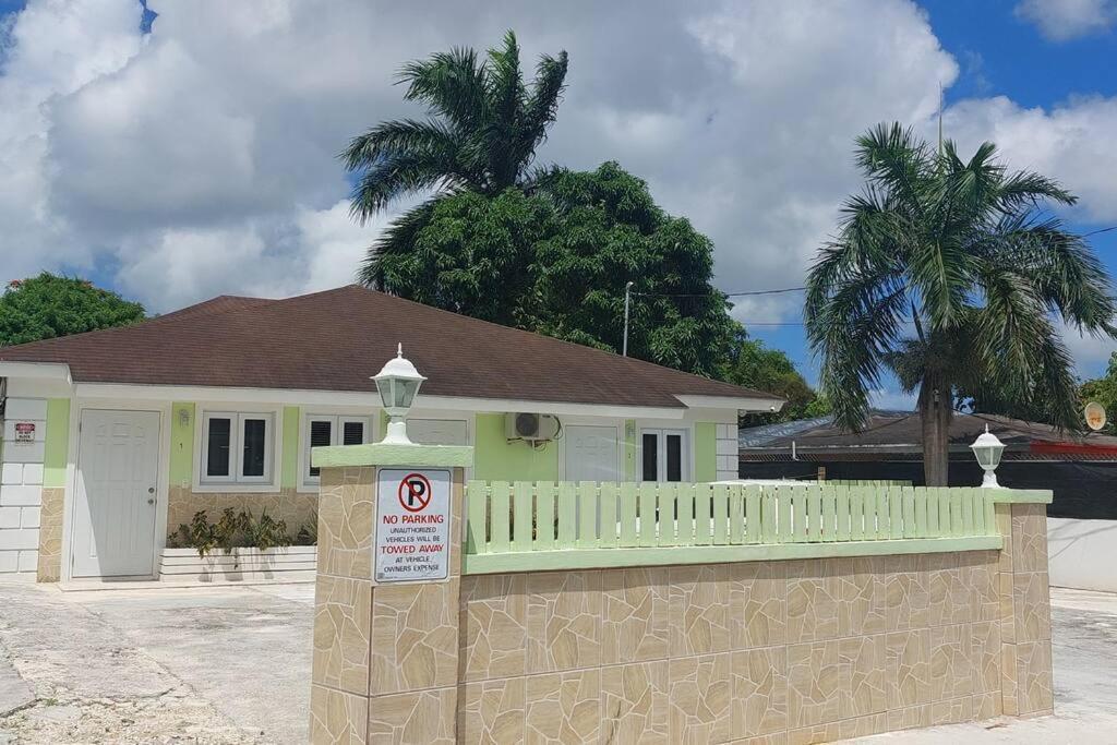 Budget & Basic In Local Neighborhood, 7Min Drive To Downtown Nassau Beach Paradise Apartment Luaran gambar
